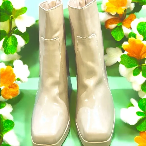 Trary Women’s Platform Ankle Cream Color Boots Size 10. New with box.