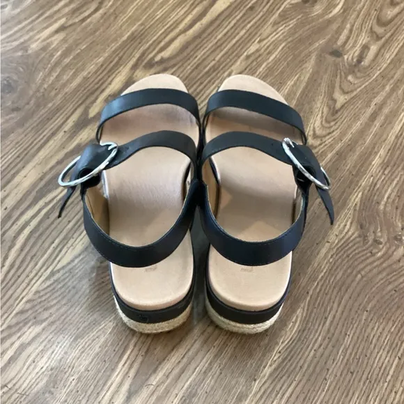 UGG April Leather Platform Black Sandals Size 7 1/2