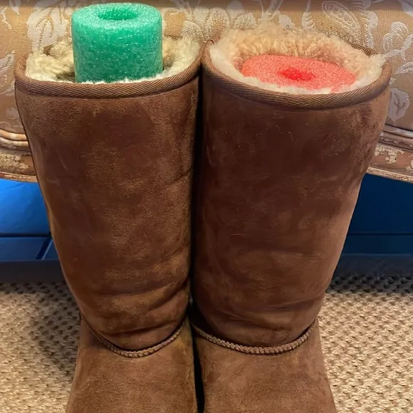 Ugg boots size 5 chestnut color