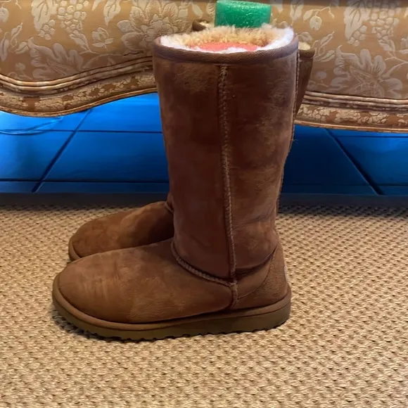 Ugg boots size 5 chestnut color