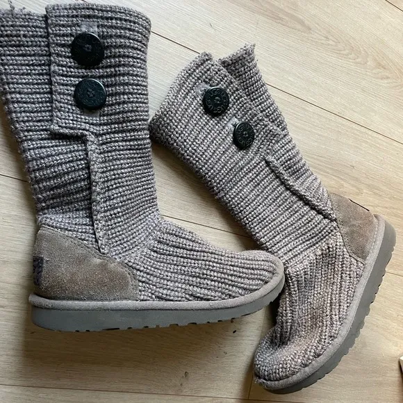 UGG Cardy 5649 soft brown knit with wooden 2 button boots Kids  ladies Size 4