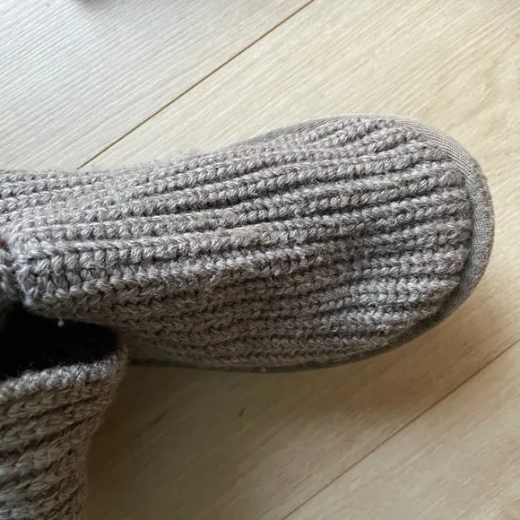 UGG Cardy 5649 soft brown knit with wooden 2 button boots Kids  ladies Size 4