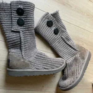 UGG Cardy 5649 soft brown knit with wooden 2 button boots Kids  ladies Size 4
