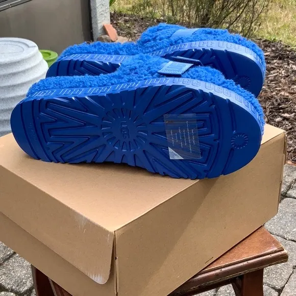 UGG FLUFFITA BLUE PLATFORM SANDALS, SIZE 10, NEW IN BOX