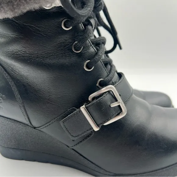 UGG Janney Women's Wedge Heel Boots Size 6.5 Sheepskin Lined 1012527 Waterproof