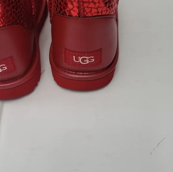 UGG Kids Classic II Gel Hearts (Little Kid/Big Kid)