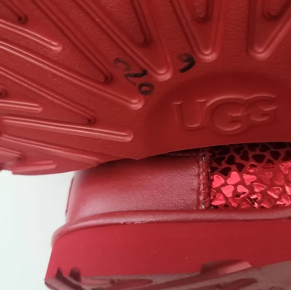 UGG Kids Classic II Gel Hearts (Little Kid/Big Kid)