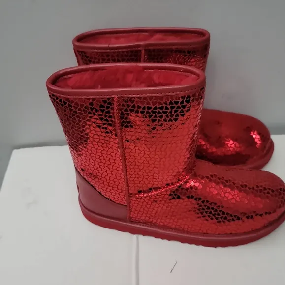 UGG Kids Classic II Gel Hearts (Little Kid/Big Kid)