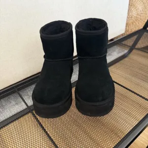 UGG Kids' Classic Mini Platform Boots - Size 5 (Fits a women's 7)