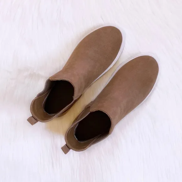 UGG Mauna Chestnut Suede Chelsea Sneaker Boots