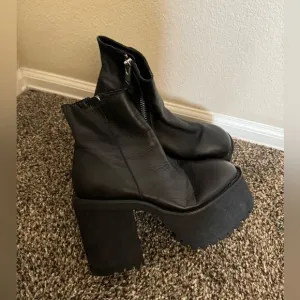 UNIF Bonnie Brat Leather Platform Ankle Boots Sz 7 in Black