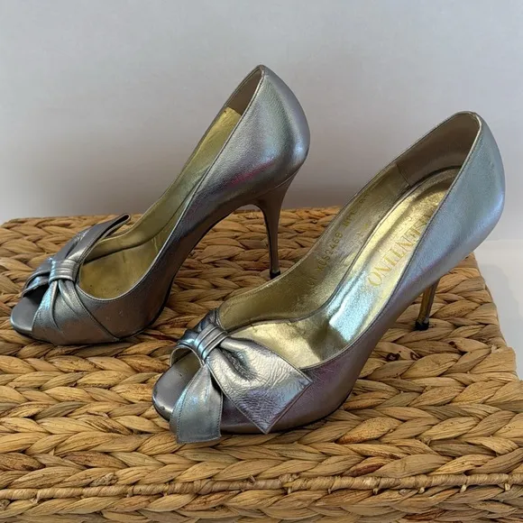 Valentino Garavani EU38/US8 Silver 4-1/2&quot; Side Bow Peep Toe d'Orsay Heels