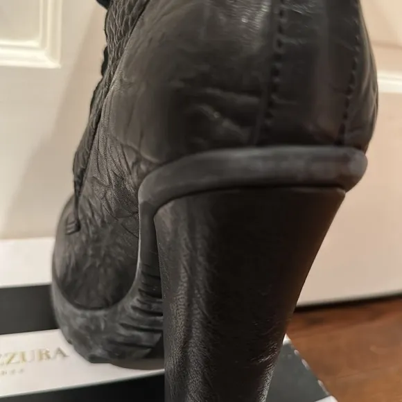 Vera Wang black pebbled leather. Size 81/2. 5in heel.​​​​​​​​​​​​​​​​​​​​​