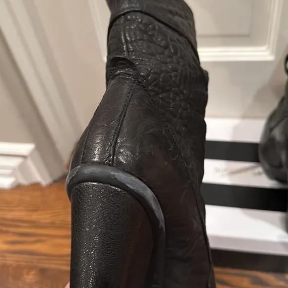 Vera Wang black pebbled leather. Size 81/2. 5in heel.​​​​​​​​​​​​​​​​​​​​​