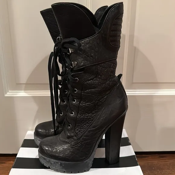 Vera Wang black pebbled leather. Size 81/2. 5in heel.​​​​​​​​​​​​​​​​​​​​​