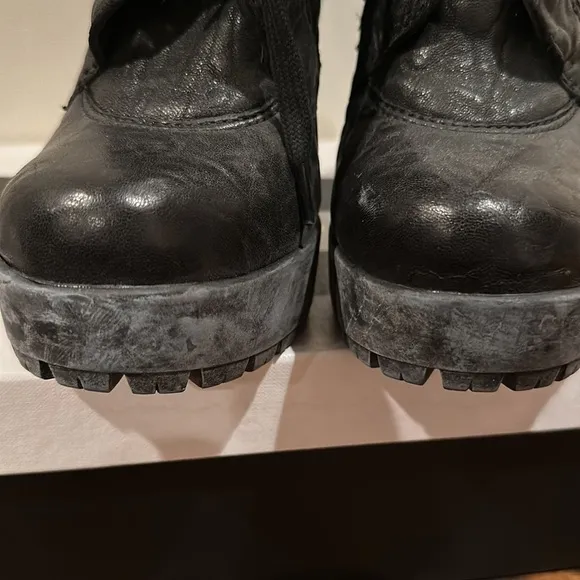 Vera Wang black pebbled leather. Size 81/2. 5in heel.​​​​​​​​​​​​​​​​​​​​​