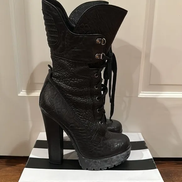 Vera Wang black pebbled leather. Size 81/2. 5in heel.​​​​​​​​​​​​​​​​​​​​​