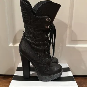 Vera Wang black pebbled leather. Size 81/2. 5in heel.​​​​​​​​​​​​​​​​​​​​​