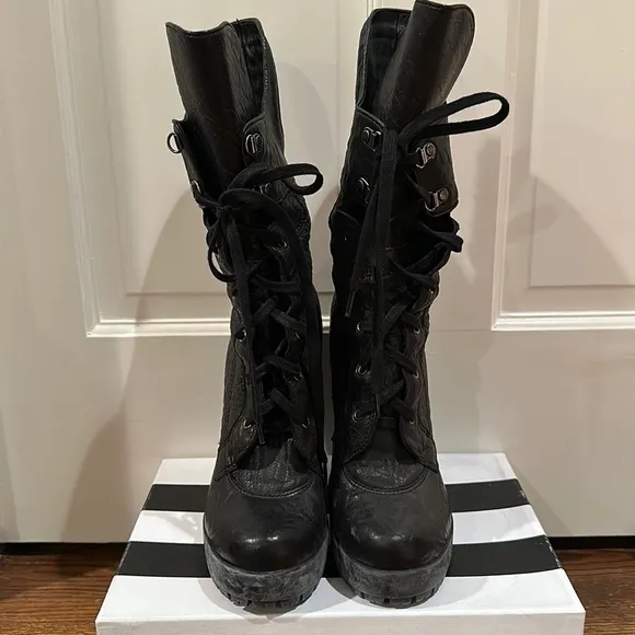 Vera Wang black pebbled leather. Size 81/2. 5in heel.​​​​​​​​​​​​​​​​​​​​​