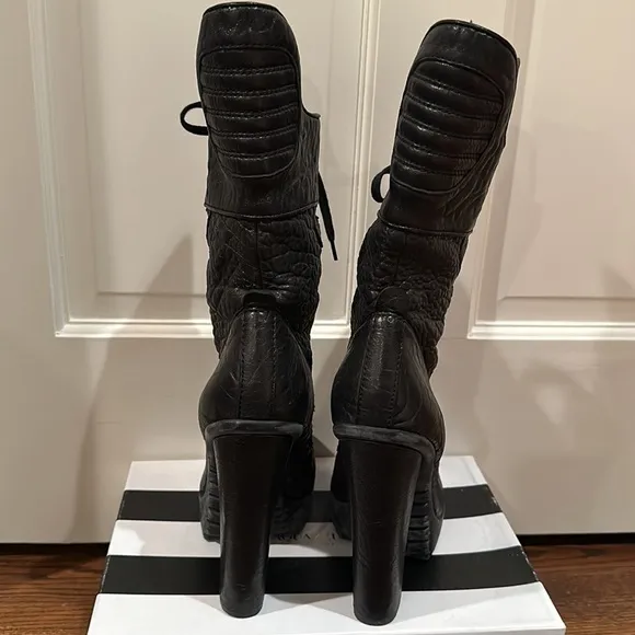 Vera Wang black pebbled leather. Size 81/2. 5in heel.​​​​​​​​​​​​​​​​​​​​​