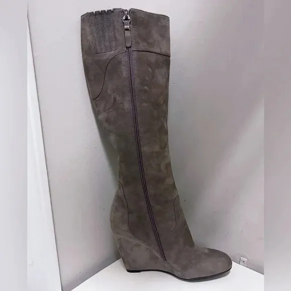 Via Spiga gray suede boots size 6 almond toe wedge