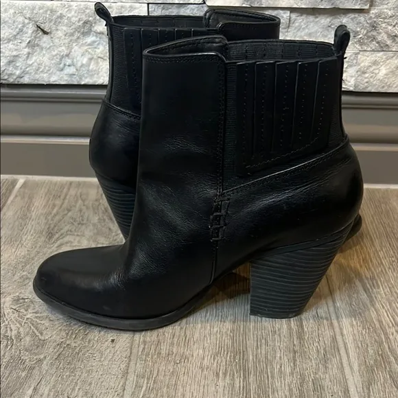 Vince Camuto Black Leather Ankle Boots, Rounded Toe size 9