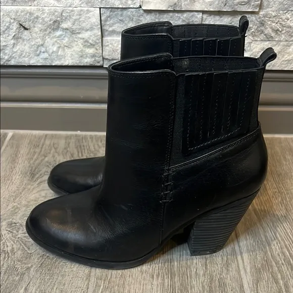 Vince Camuto Black Leather Ankle Boots, Rounded Toe size 9