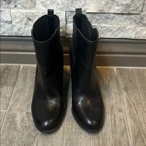 Vince Camuto Black Leather Ankle Boots, Rounded Toe size 9