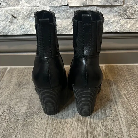 Vince Camuto Black Leather Ankle Boots, Rounded Toe size 9