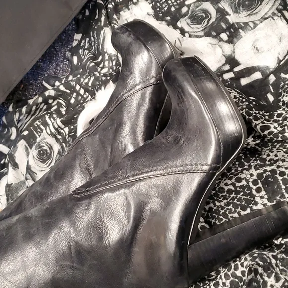 Vince Camuto Black Leather Platform Boots SZ 8