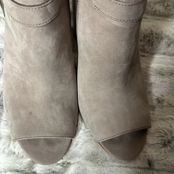 Vince Camuto booties size 9