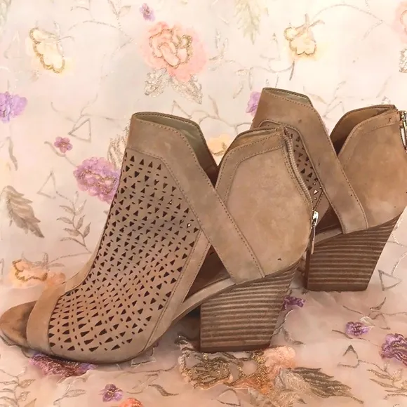 Vince Camuto Cachinta Elegant Tan Suede Women's Heeled Sandals