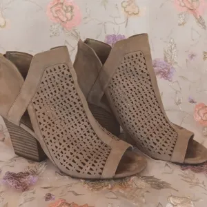 Vince Camuto Cachinta Elegant Tan Suede Women's Heeled Sandals