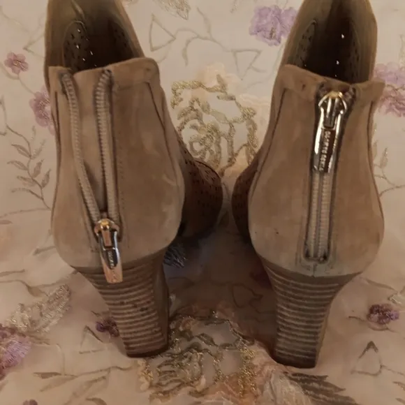 Vince Camuto Cachinta Elegant Tan Suede Women's Heeled Sandals