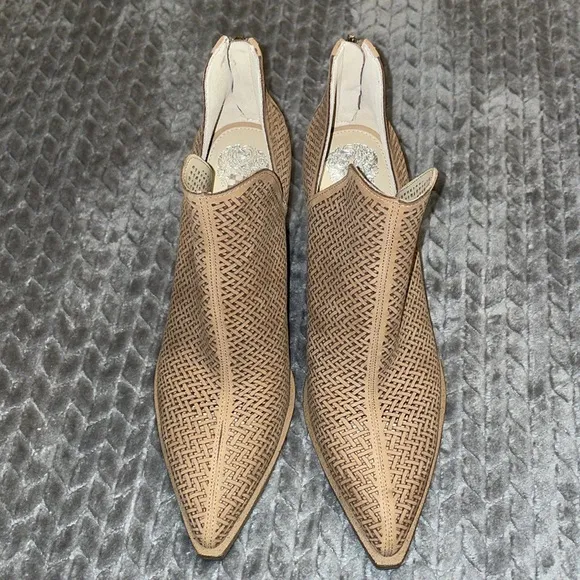 Vince Camuto Gibbela laser cut leather booties, sz 10. Basket weave design.