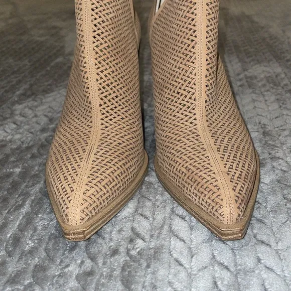Vince Camuto Gibbela laser cut leather booties, sz 10. Basket weave design.