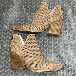 Vince Camuto Gibbela laser cut leather booties, sz 10. Basket weave design.
