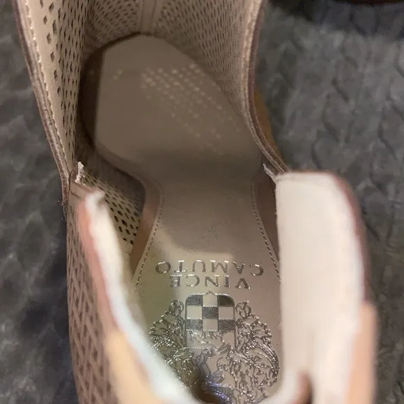 Vince Camuto Gibbela laser cut leather booties, sz 10. Basket weave design.
