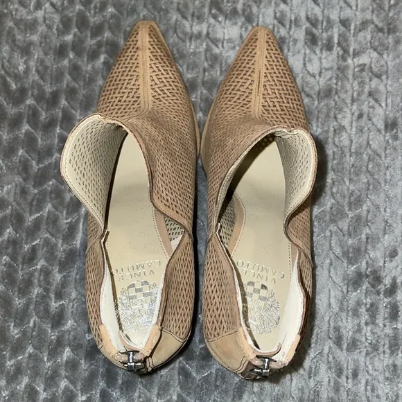 Vince Camuto Gibbela laser cut leather booties, sz 10. Basket weave design.