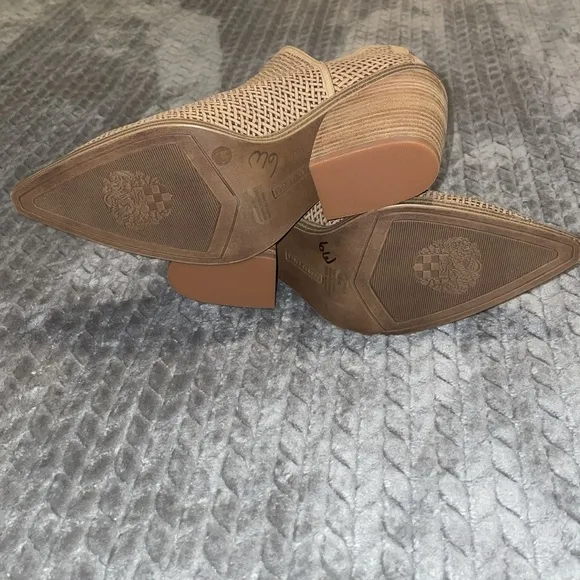 Vince Camuto Gibbela laser cut leather booties, sz 10. Basket weave design.