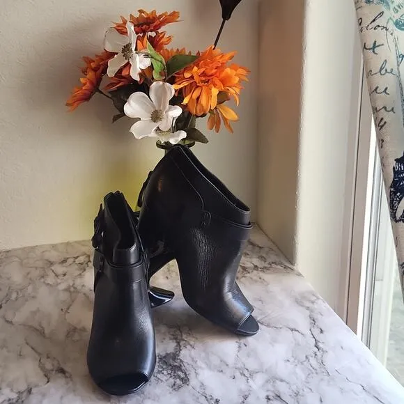 Vince Camuto Nikoletta Black Leather Peep-Toe Ankle Boots 6.5M