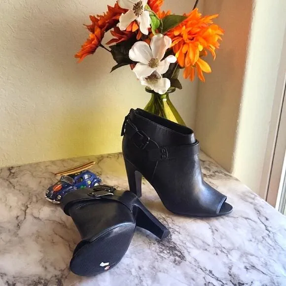 Vince Camuto Nikoletta Black Leather Peep-Toe Ankle Boots 6.5M