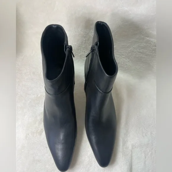 Vince Hilda Low Heel Booties Black‎ Leather Ankle Boots 8M, F 642