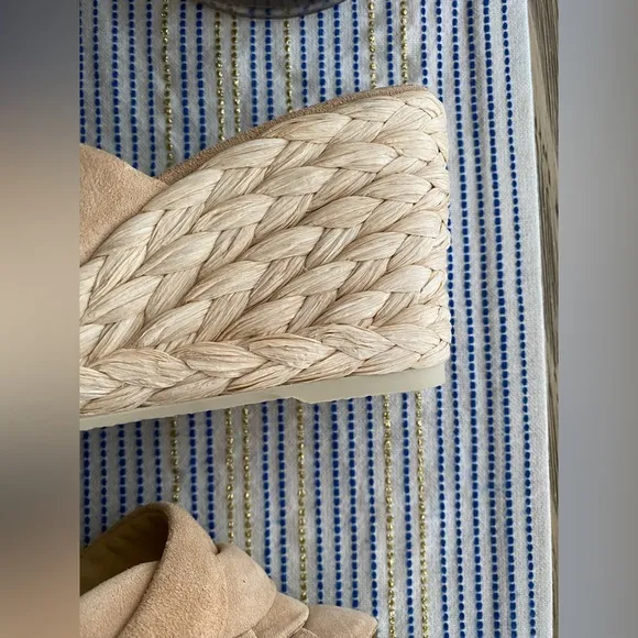 VINCE  Women Gilian Suede Wedge Sandal Blonde Size 8M Beige NEW