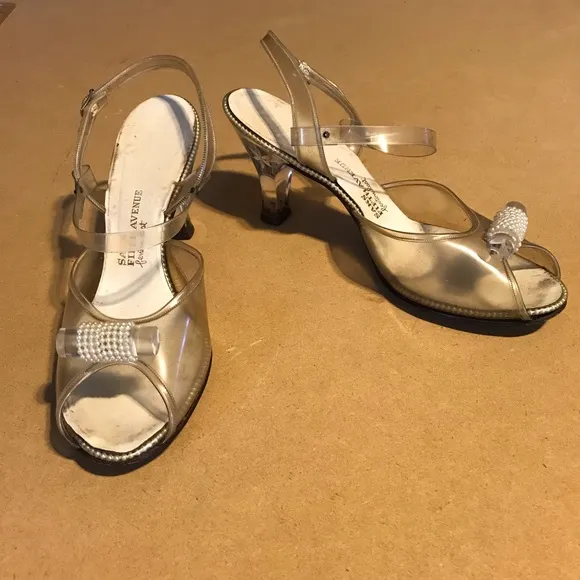 VINTAGE 1950'S SAKS FIFTH AVENUE FENTON LAST PLASTIC LUCITE BEADED HEELS (6)