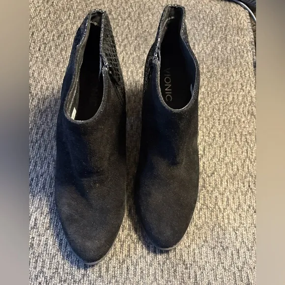 Vionic Bromley Black Suede Snakeskin Women’s Heeled Ankle Booties Size 8