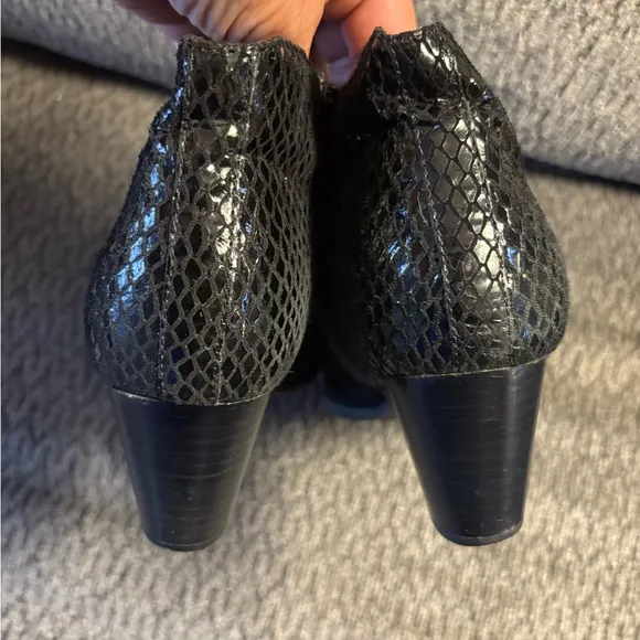 Vionic Bromley Black Suede Snakeskin Women’s Heeled Ankle Booties Size 8