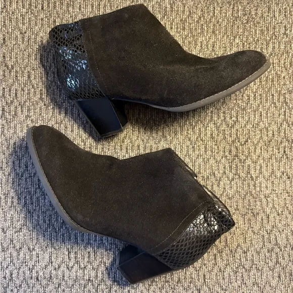 Vionic Bromley Black Suede Snakeskin Women’s Heeled Ankle Booties Size 8