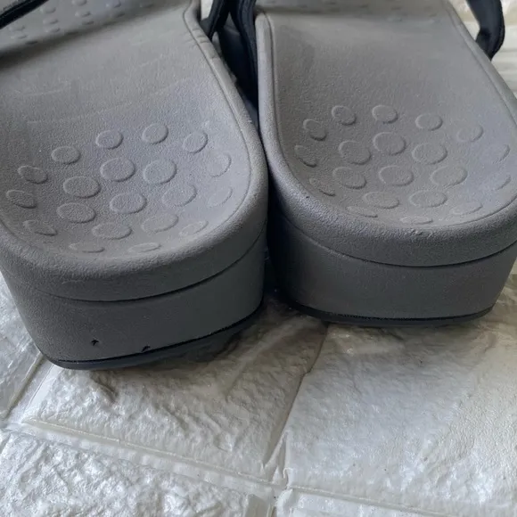 Vionic High Tide Platform Metallic Gray Black Thong Sandals 10 wide