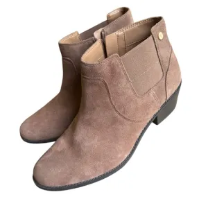 Vionic like super new woman’s size 12 camel colored size zipper low heel boots.